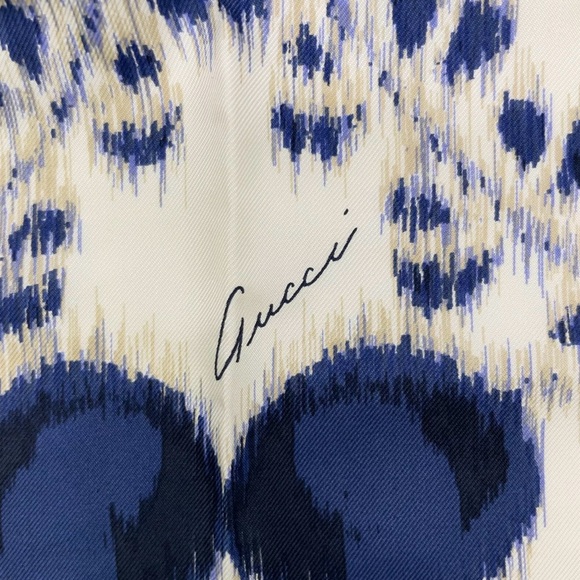 Scarf Sale - Gucci Floral Pattern Navy and White Silk Scarf - Picture 12 of 12